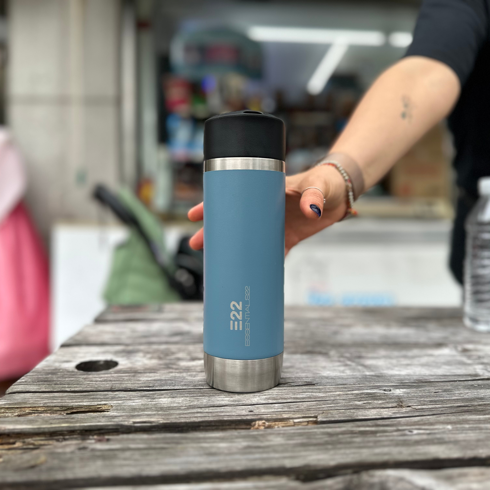 Hochwertiger Reisebecher aus 18/8 Edelstahl – Trinkverschluss per Knopfdruck, 450 ml (15,22 fl oz)